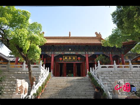 ¡Sumérgete en la historia y la belleza natural del Templo de Baoquan!