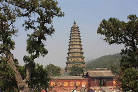 ¡Sumérgete en la Historia y la Belleza Natural del Templo de Guangsheng! Una joya arquitectónica con impresionantes paisajes montañosos.